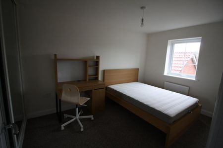 3 bedroom semi-detached house to rent - Photo 2