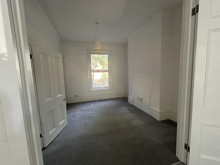 2 bedroom flat to let - Photo 5