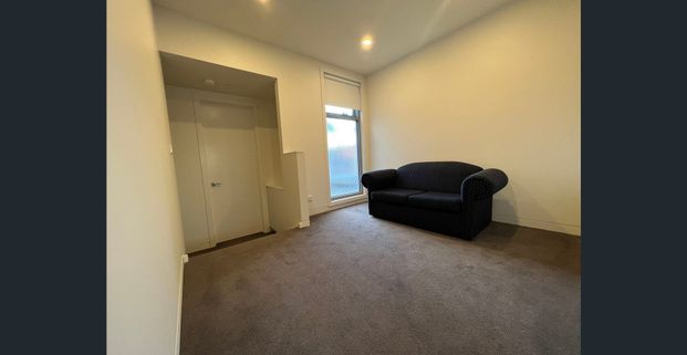 Furnished Modern Townhouse in the Centre of Box Hill North - Photo 1
