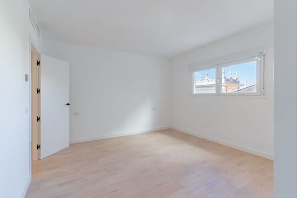 Alquiler de piso en Paseo de Reding - Photo 1