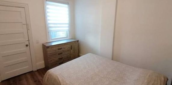 Large furnished 1 bed apartment at Yonge & St. Clair - Photo 2