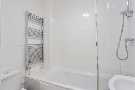 Palmerston Court, Lovelace Gardens, Surbiton, Surrey, KT6 flat to rent - Photo 5