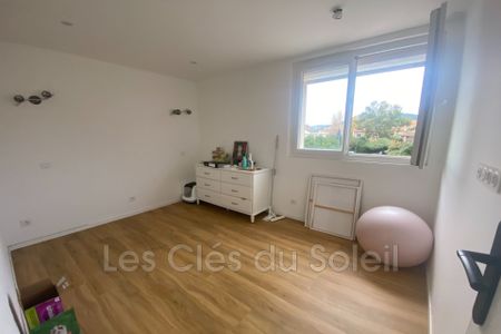 Location Appartement 4 pièces 72m² HYERES 83400 - Photo 4