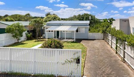 Classic Kiwi Bungalow - Photo 2