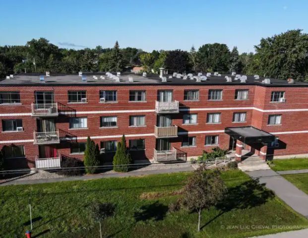 1080-1100 Boulevard de Montarville | 1080 Boulevard de Montarville, Boucherville - Photo 1