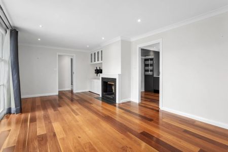 Modern Cottage Retreat in a Quiet Narrabundah Street - Photo 2