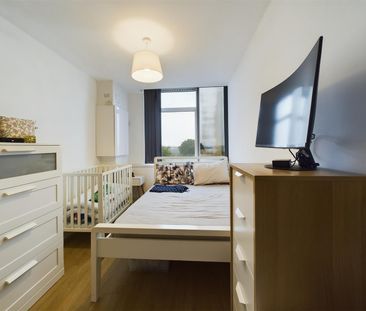 London Road, Crawley - Photo 2