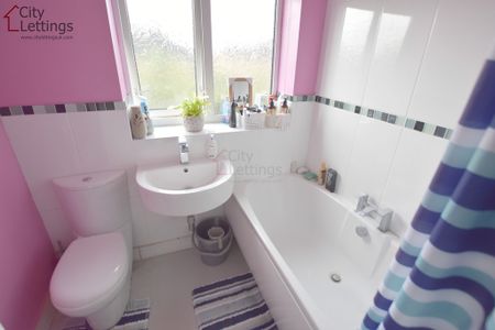 3 Bedroom Mid Terraced House - Photo 4