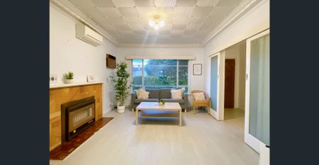 Bright, Spacious 3-Bedroom Family Home with Sunroom and Beautiful Gardens - Photo 4