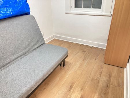 1 Bed Flat, Very Near West Cromwell Road Area, SW20 - Photo 3