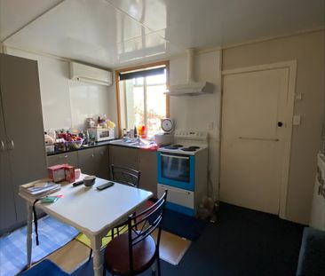 Modern 2-Bedroom Apartment with City Views – Walk to University & H... - Photo 4