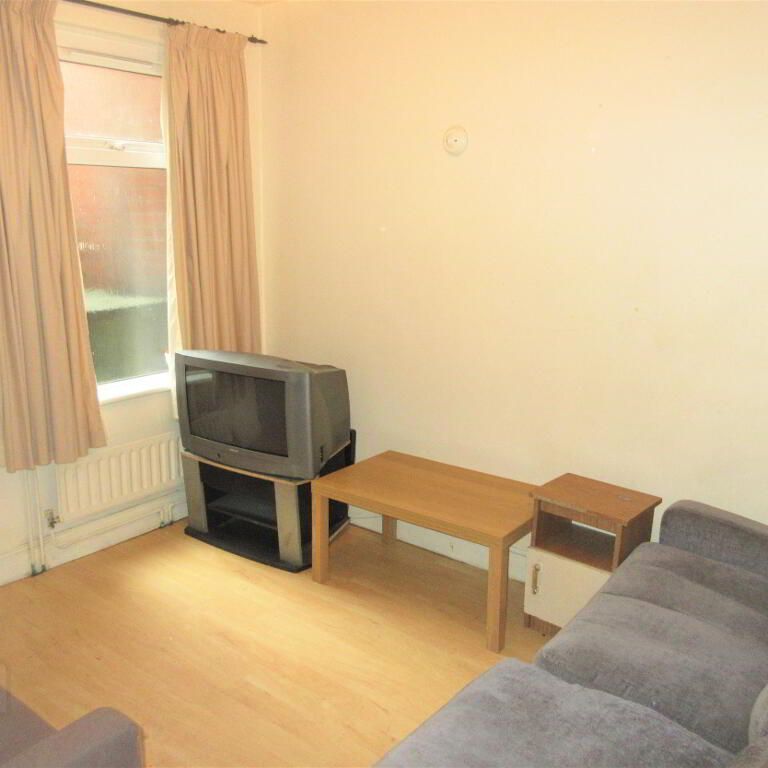 Student House, 30 Cairo Street, Queens Quarter, Belfast, BT7 1RE - Photo 1