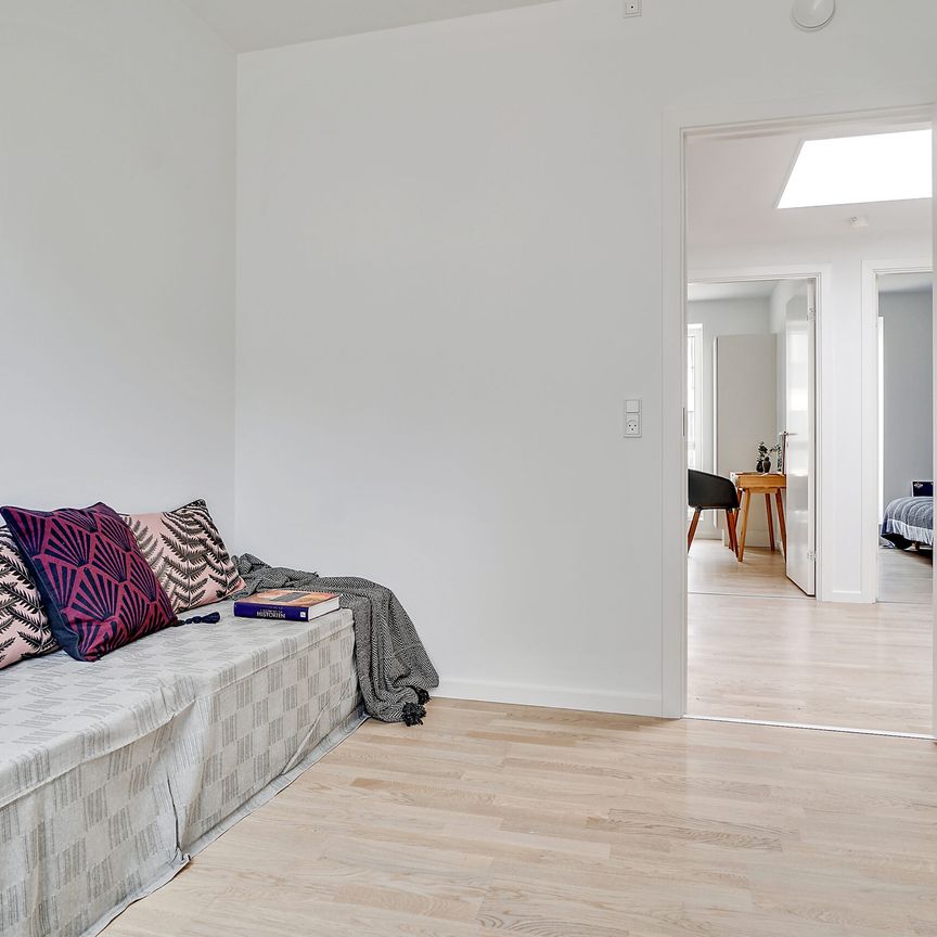 Yderst rummelig 3-plans rækkehus i Kunstnerkareen - Photo 1