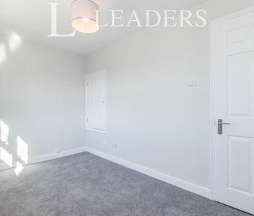 2 bedroom house to rent St. Andrews Gardens, Cobham, KT11 - Photo 5