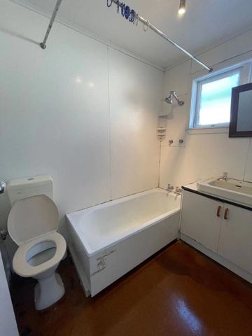 2 bedroom house (optional to rent a 2 bedroom sleepout) - Photo 4