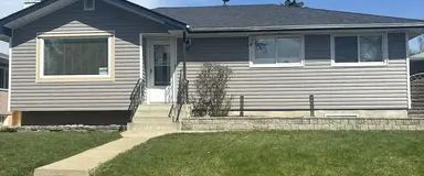 Beautiful, Renovated, Clean, 13 min to DT. Entire House, Large Fenced Yard | Calgary - Photo 1