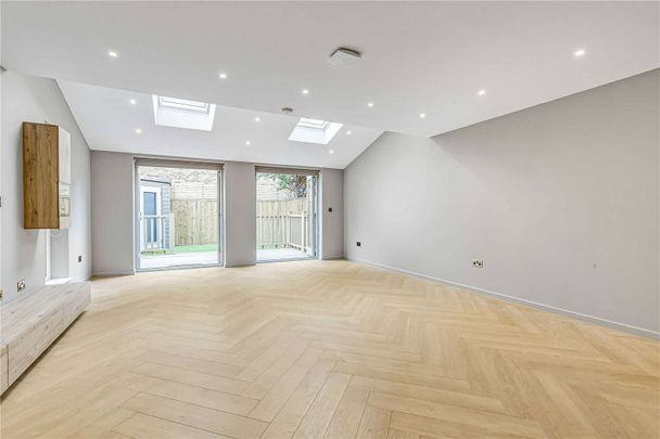 A recently renovated 5 bedroom townhouse on Hampton Village Green. - Photo 1