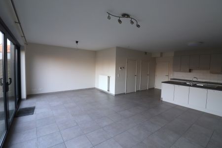 Een recent gelijkvloers appartement met 2 slaapkamers, tuin, autostaanplaats en kelderberging. - Foto 3