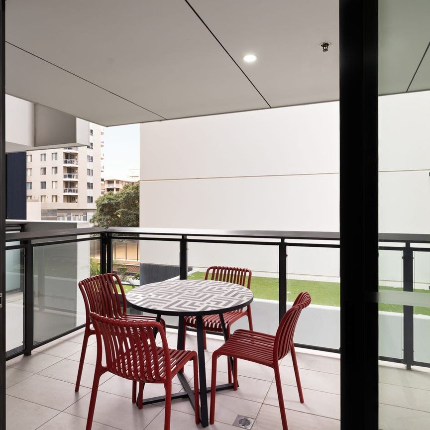 Fully Furnished 1-Bedroom in the Heart of Parramatta | Loads of amenities! - Photo 1