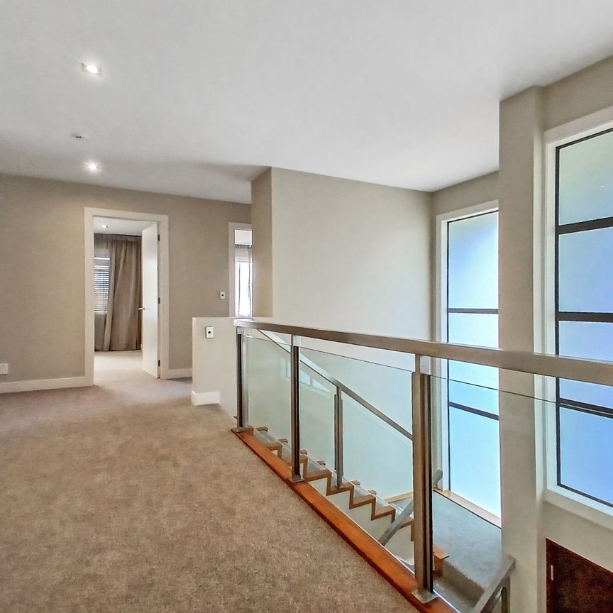 Epsom , Architecturally designed stunning five bedroom four Bathroom Home! - Photo 1