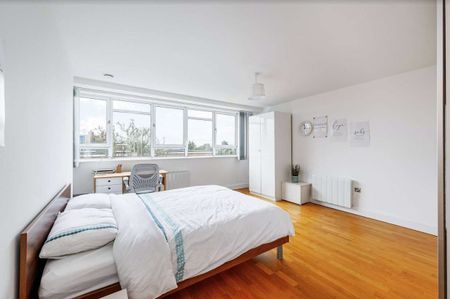 A third floor apartment with access to a residents gym. - Photo 5