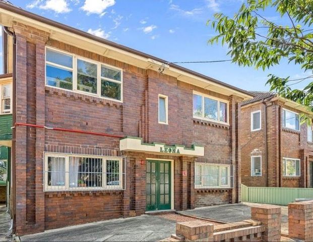 Two Bedroom Apartment - Walk to Ashfield's Station - Photo 1