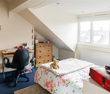 3 bedroom Flat To Let - Photo 2