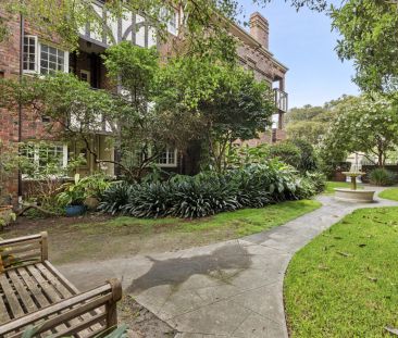 Beautifully Updated Oversized One-Bedroom with Courtyard - Photo 6