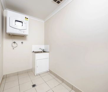 Single Level Townhouse with Lock up Garage - Photo 2