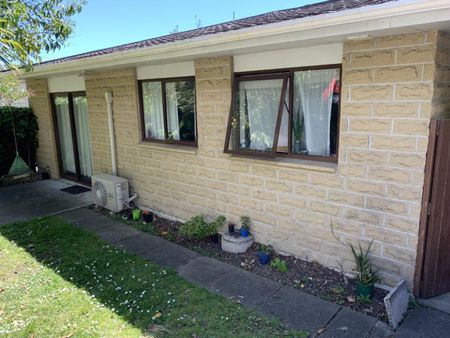 Lovely 2 bed home close to town and hospital - Photo 5