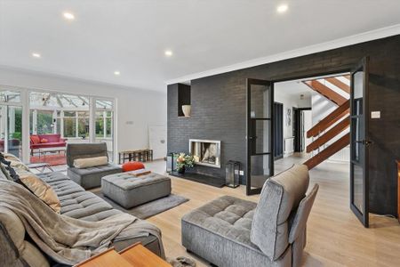 6 bedroom detached house to rent - Photo 5