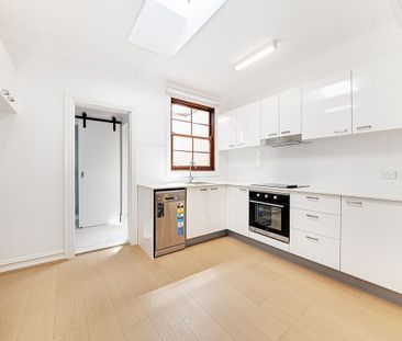 Charming, Renovated 1-Bedroom House in the Heart of Paddington - Photo 6