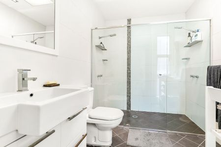 Townhouse style one bedroom apartment - Photo 2