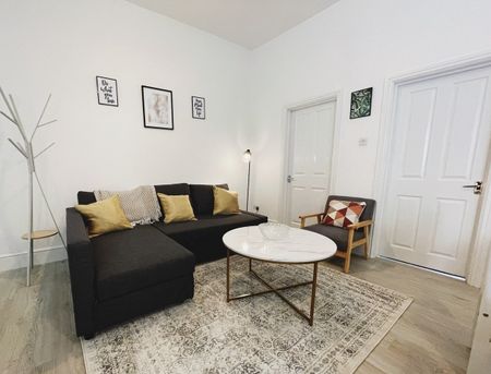 6 Bed Semi-Detached House, Clifton Rd, L6 - Photo 3