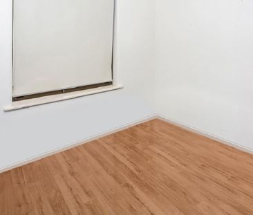 Lovely 2 Bedroom Family Home with Parking for 2 Cars! - Photo 1