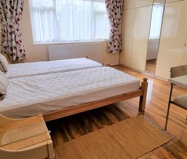 1 bedroom in a flat share to rent - Photo 1