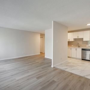 Rennovated 2 Bedroom Unit - Saint Laurent - 135 Boulevard Deguire, Saint-Laurent - Photo 2