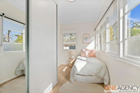 “SUN-FILLED FAMILY HOME IN PRIME LOCATION” - Photo 3