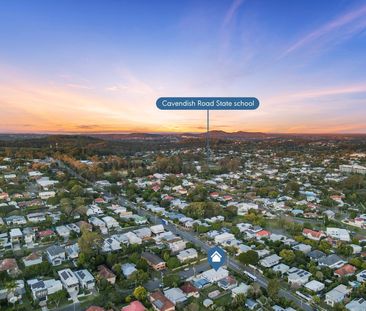 Elegant Family Living in Prime Holland Park Locale. - Photo 2