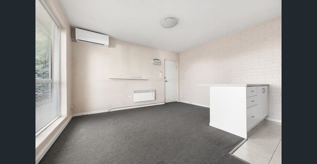 One bedroom apartment in beautiful tree lined street! - Photo 1