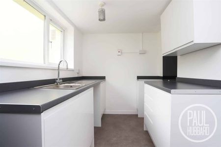Beccles Road, Lowestoft, NR33 - Photo 2