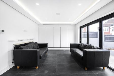 5 bedroom detached house to rent - Photo 3
