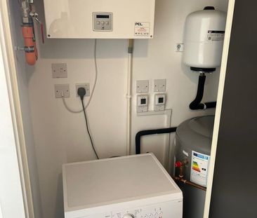 1 Bed Flat, Manchester, M16 - Photo 2