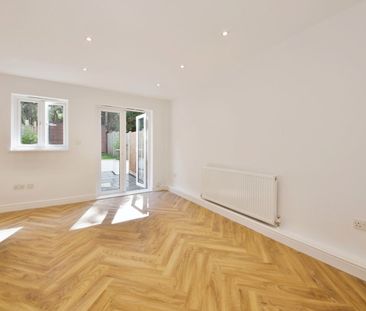 2 Bed Terraced House, Barton Close, NW4 - Photo 1