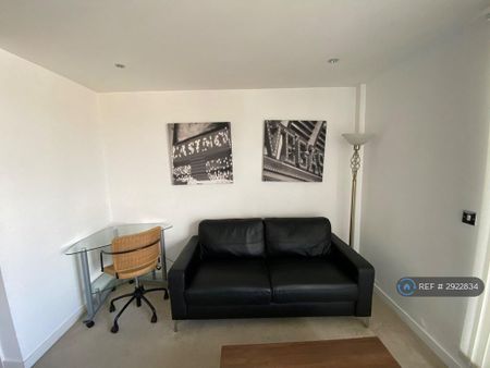 1 bedroom penthouse to rent - Photo 2