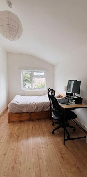 Room in a Shared House, Dunedin Road, E10 - Photo 1
