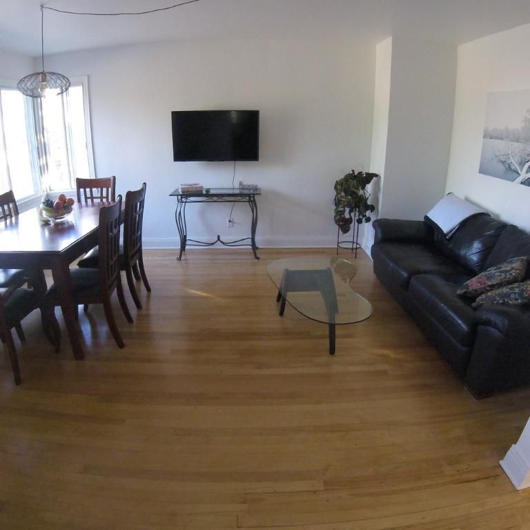 5 1/2 a louer haut de duplex. - Photo 1