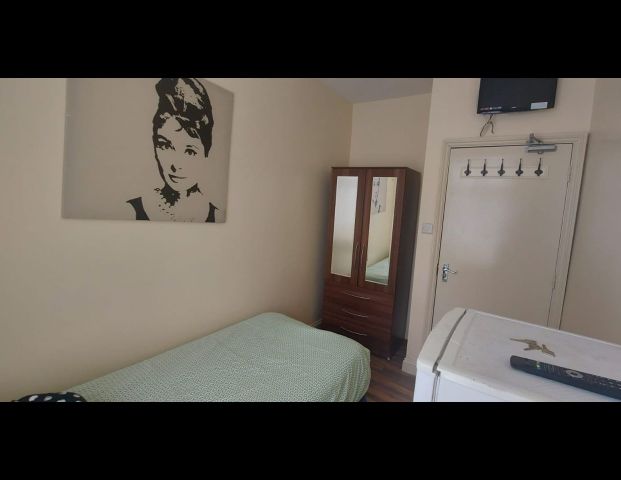 1 Bed Detached House, Chatsworth Road, NW2 - Photo 1