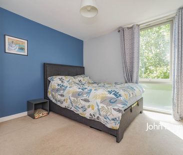 Flat to rent - Bloomfield Road, London, SE18 - Photo 2