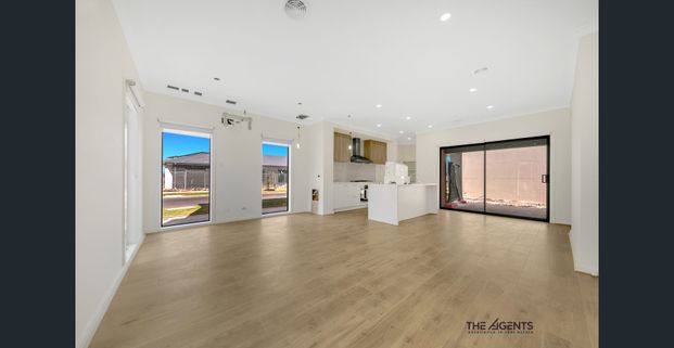 Beautiful Family Home for Lease in Tarneit! - Photo 1